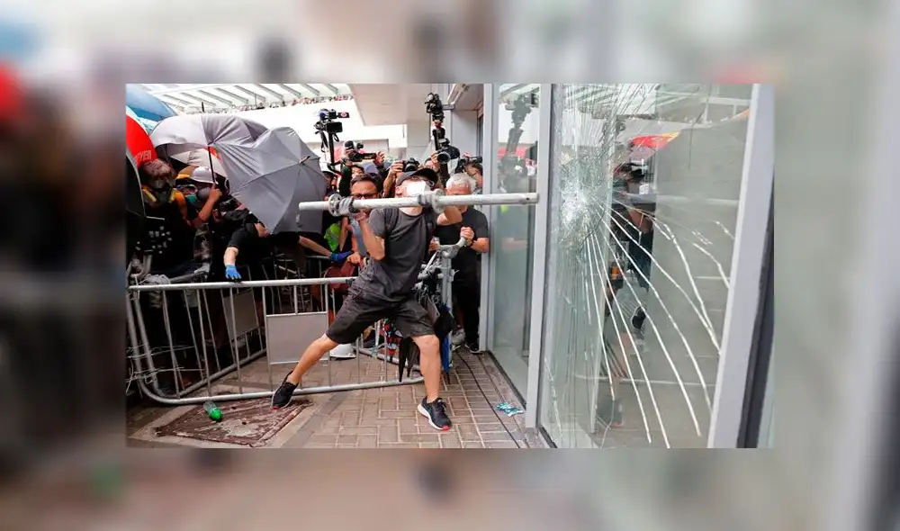 Manifestantes rompieron los vidrios de puertas y ventanas para ingresar al Parlamento. Foto: Reuters. Manifestantes rompieron los vidrios de puertas y ventanas para ingresar al Parlamento. Foto: Reuters.
