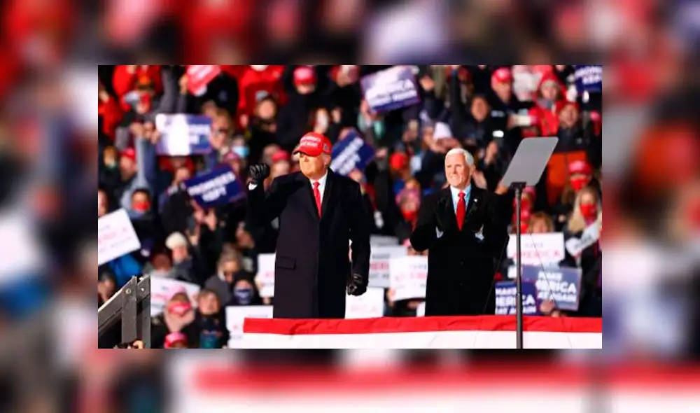 El presidente de Estados Unidos, Donald Trump y el vicepresidente, Mike Pence, saludan a sus seguidores en un mitin el 2 de noviembre de 2020 en Traverse City, Michigan. Foto: AFP