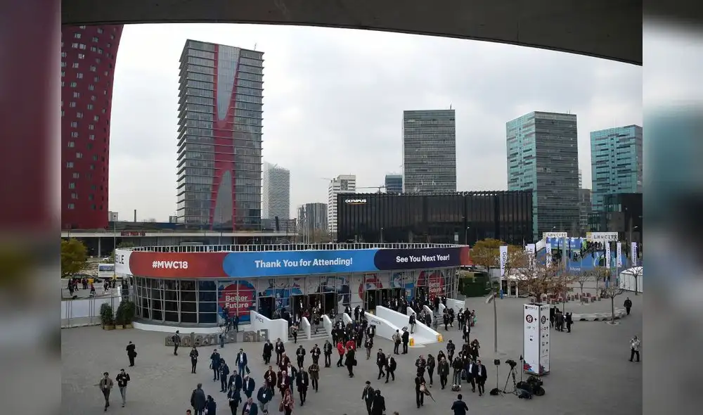 People arrive at the Mobile World Congress (MWC) on February 26, 2018 in Barcelona. - The Mobile World Congress, the world's biggest mobile fair, is held in Barcelona from February 26 to March 1. (Photo by Josep LAGO / AFP)