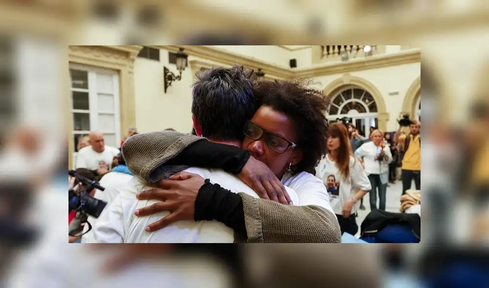 Ana Julia acompañando y abrazando a Ángel durante la búsqueda de Gabriel. Foto: GTRES
