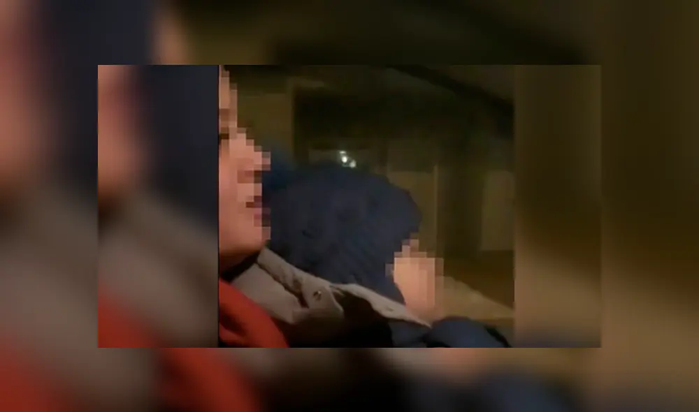 Graba a niño de 4 años sentado en el regazo de una mujer mientras conduce Graba a niño de 4 años sentado en el regazo de una mujer mientras conduce