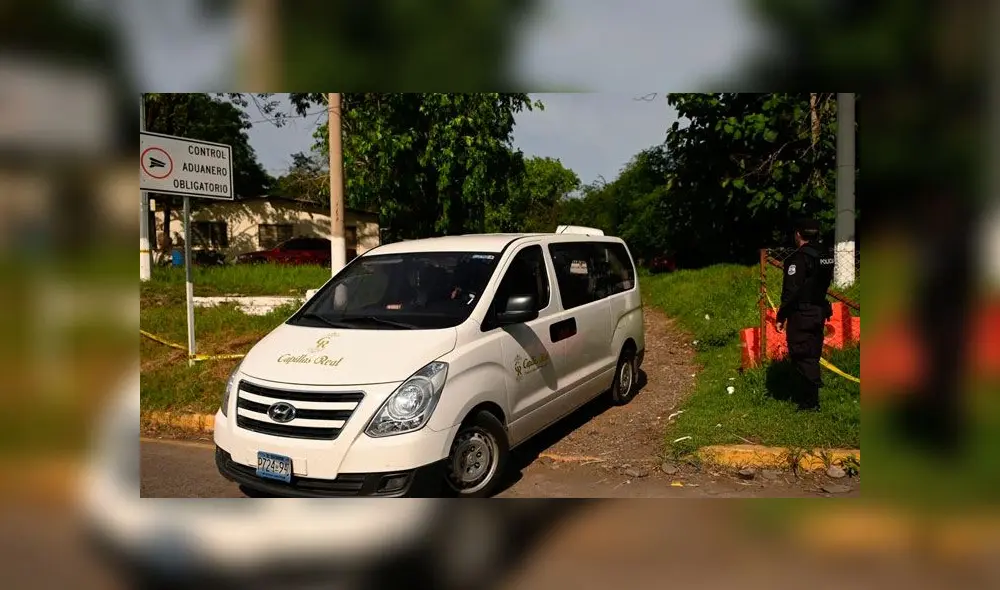 Cuerpos sin vida de Óscar y Valeria fueron trasladados vía terrestre, según informaron las autoridades. Foto. AFP. Cuerpos sin vida de Óscar y Valeria fueron trasladados vía terrestre, según informaron las autoridades. Foto. AFP.