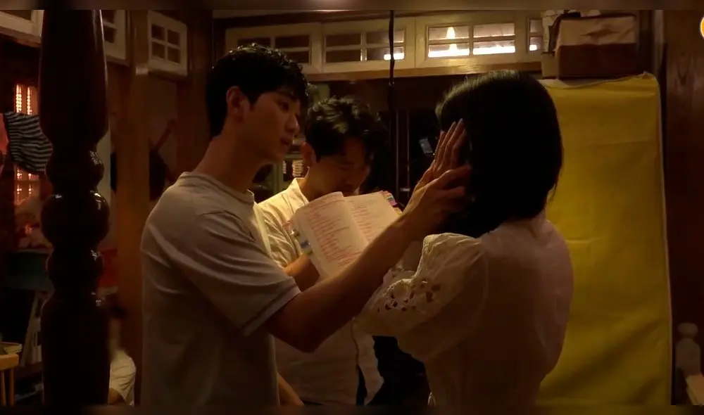 Desliza para ver más fotos de Kim Soo Hyun y Seo Ye Ji de It's okay to not be okay. Créditos: tvN