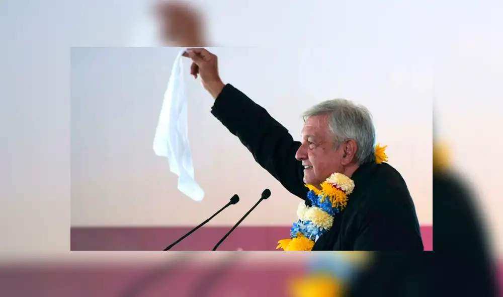 López Obrador alza bandera blanca como símbolo de que ya no hay corrupción en las altas esferas del gobierno mexicano. (FOTO: Twitter) López Obrador alza bandera blanca como símbolo de que ya no hay corrupción en las altas esferas del gobierno mexicano. (FOTO: Twitter)