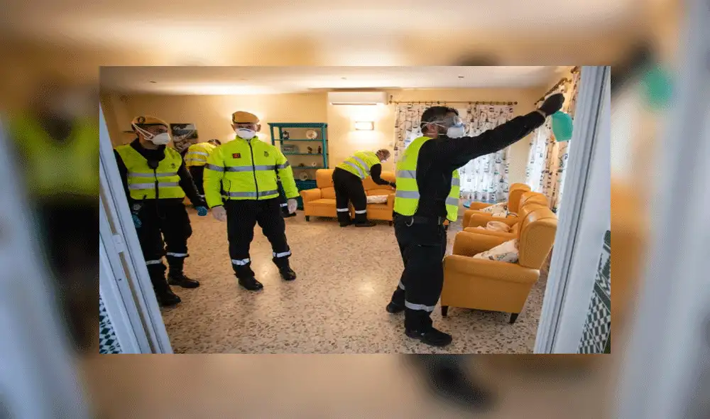La UME en labores de desinfección en la residencia de mayores Virgen del Rocio Huelva. EP.
