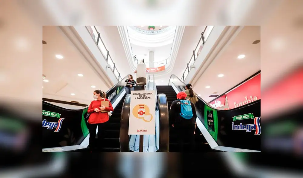 Varias personas visitaron el Centro Comercial Mariscal López, en Asunción (Paraguay). Desde el 25 de mayo reabrieron estos lugares, como parte de la fase II de la "cuarentena inteligente". Foto: EFE Varias personas visitaron el Centro Comercial Mariscal López, en Asunción (Paraguay). Desde el 25 de mayo reabrieron estos lugares, como parte de la fase II de la "cuarentena inteligente". Foto: EFE