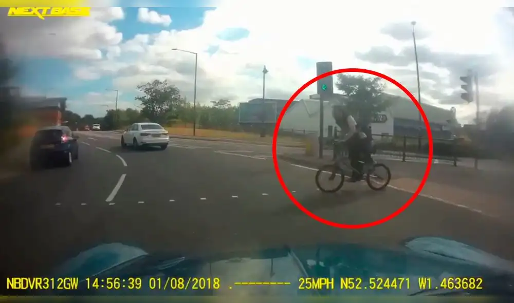 YouTube: casi atropella a un imprudente ciclista y todo quedó grabado