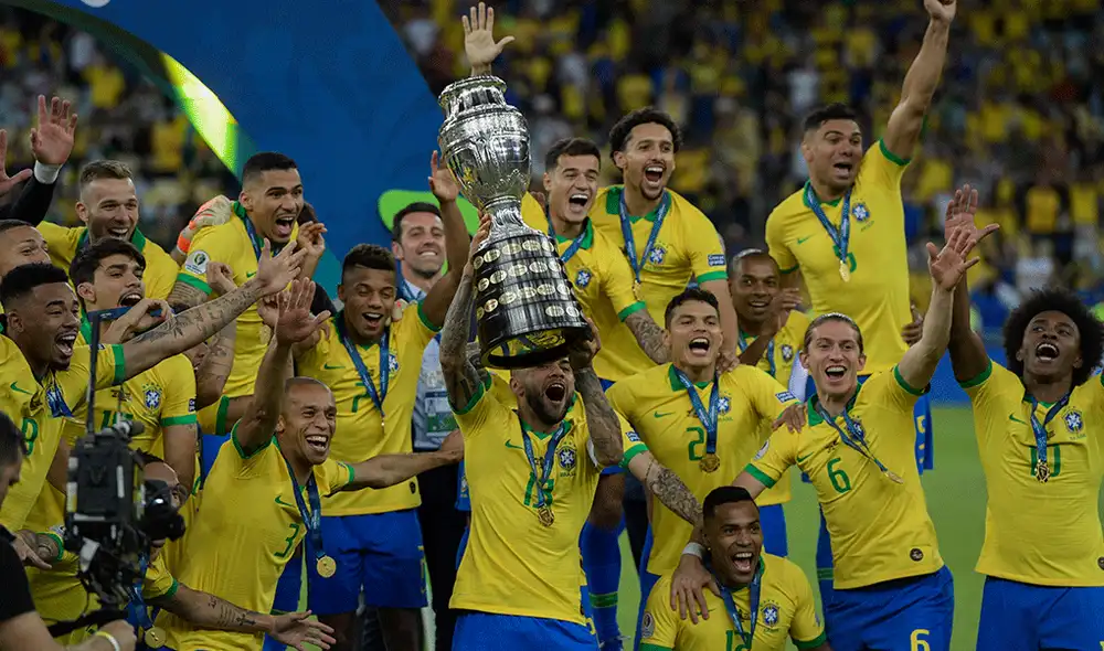 Dani Alves, de 36 años, fue elegido el Balón de Oro de la Copa América 2019. | Fotos: EFE / AFP