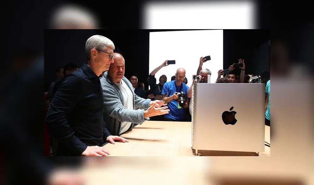Jony Ive, nacido en Inglaterra, comenzó a trabajar en Apple en el año 1992. Jony Ive, nacido en Inglaterra, comenzó a trabajar en Apple en el año 1992.