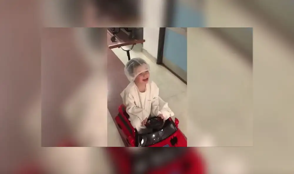 Un niño se dirige a la sala de operaciones sin preocupación alguna. Foto: Captura de pantalla