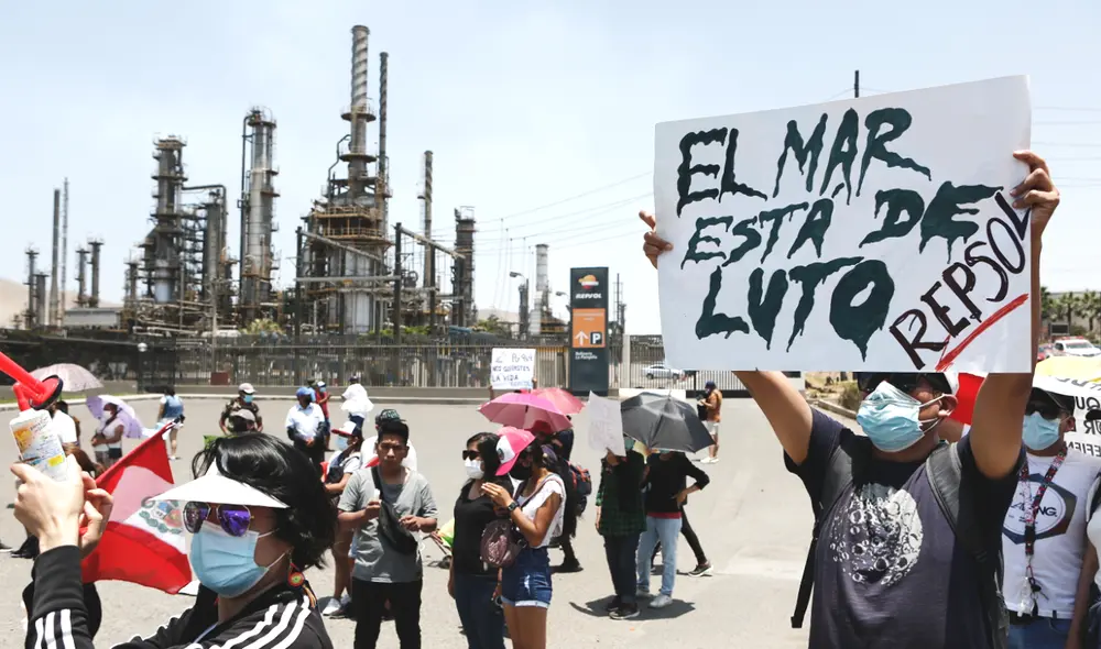 Cientos de personas protestaron frente a la Refinería de Pampilla (Repsol) días después del derrame que contaminó el mar de Ventanilla y que hasta hoy sigue causando estragos en la población. Foto: La República