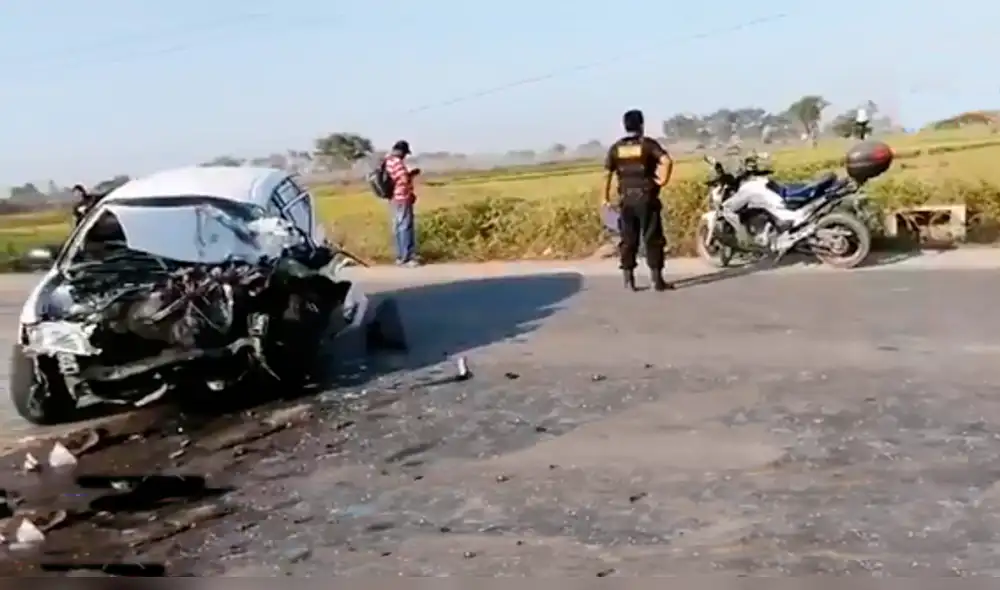 Uno de los autos quedó con la parte delantera completamente destrozada. Uno de los autos quedó con la parte delantera completamente destrozada.