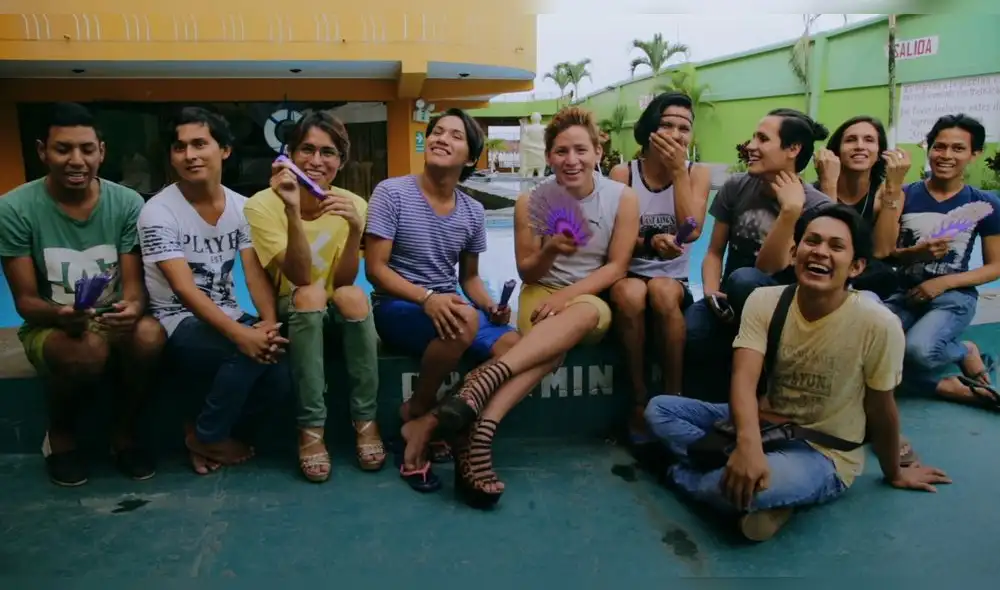 Polar consiguió escenas fascinantes debido a su química con las misses,
pero sobre todo porque nunca apagó la cámara. Fotografía: Tamare films. Polar consiguió escenas fascinantes debido a su química con las misses,
pero sobre todo porque nunca apagó la cámara. Fotografía: Tamare films.