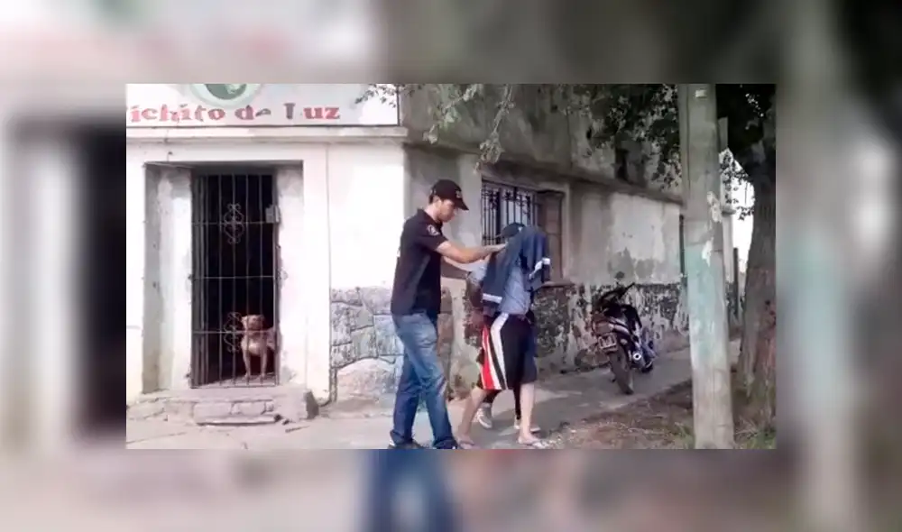 Vecinos y familiares fueron hasta su casa, donde le dieron una golpiza, tras ello, intentó esconderse sin éxito. (Foto: captura) Vecinos y familiares fueron hasta su casa, donde le dieron una golpiza, tras ello, intentó esconderse sin éxito. (Foto: captura)