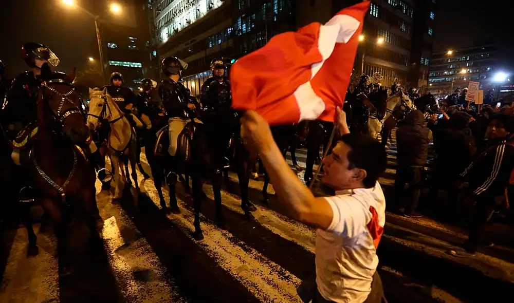 Ciudadanos marchan apoyando el adelanto de elecciones. Foto: Jorge Cerdán. Ciudadanos marchan apoyando el adelanto de elecciones. Foto: Jorge Cerdán.