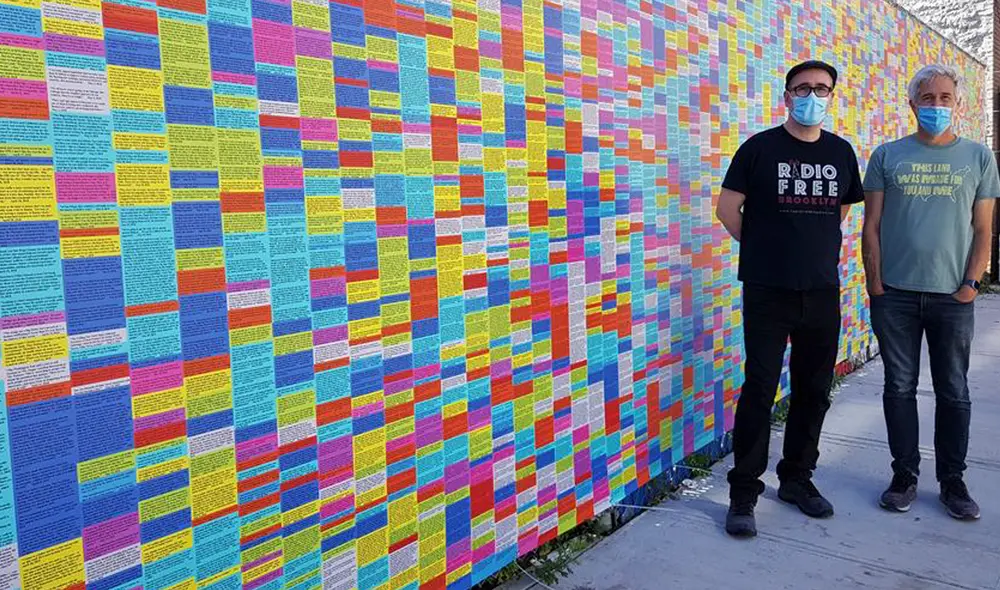 "Trump está construyendo un muro de mentiras para mantener fuera la verdad", mencionó el creador de la obra. Foto: EFE