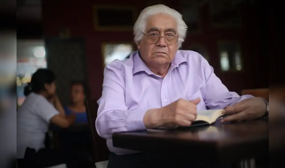 Recordado escritor Oswaldo Reynoso cuyo libro póstumo "Capricho en azul" está en oferta.