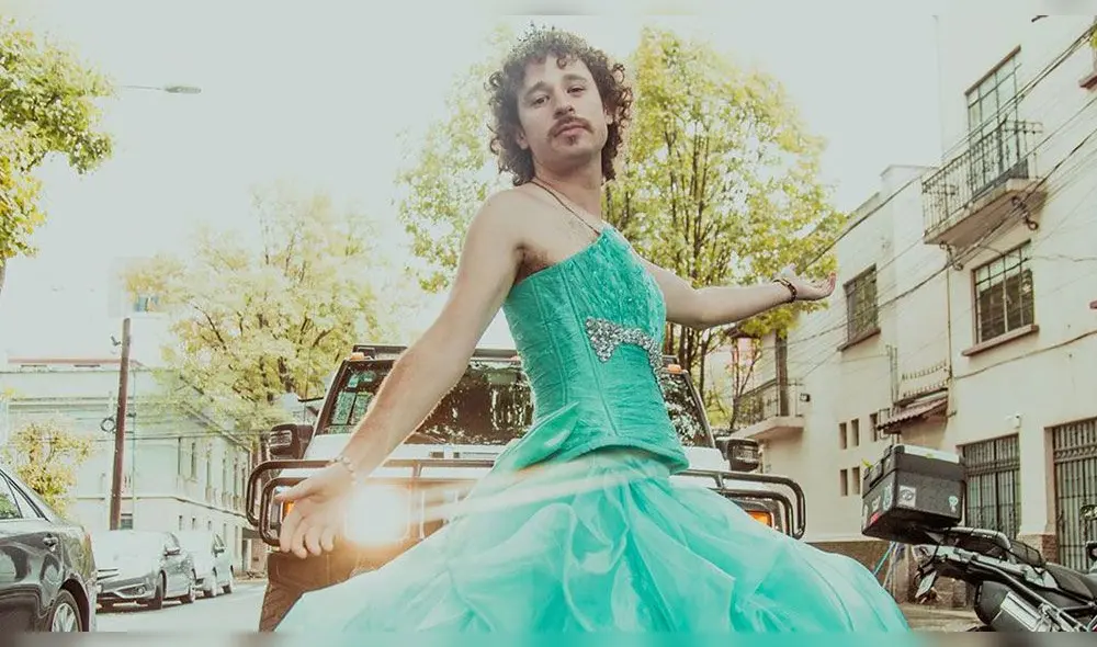 El popular youtuber sorprende con un elegante vestido para celebrar ocasión especial.