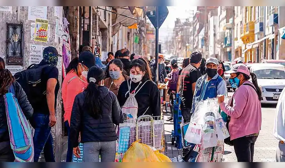 un factor. Salida sin control de la población a las calles provoca que hospitales colapsen, como ocurrió en Arequipa.