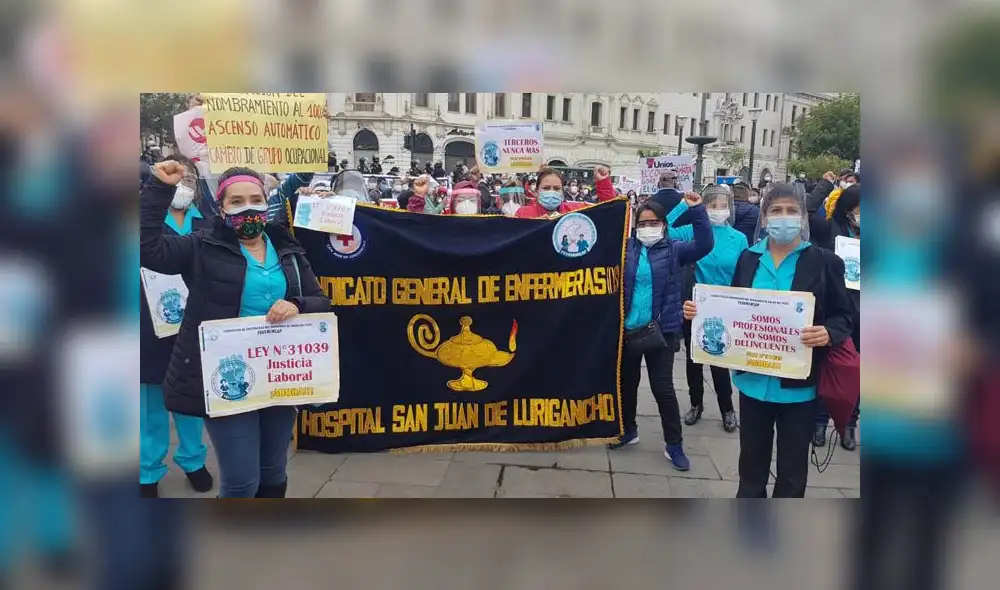 En medio de la pandemia, trabajadores de salud exigen mejoras laborales y un seguro de vida por estar en la primera línea de batalla. Créditos: URPI-GLR. En medio de la pandemia, trabajadores de salud exigen mejoras laborales y un seguro de vida por estar en la primera línea de batalla. Créditos: URPI-GLR.