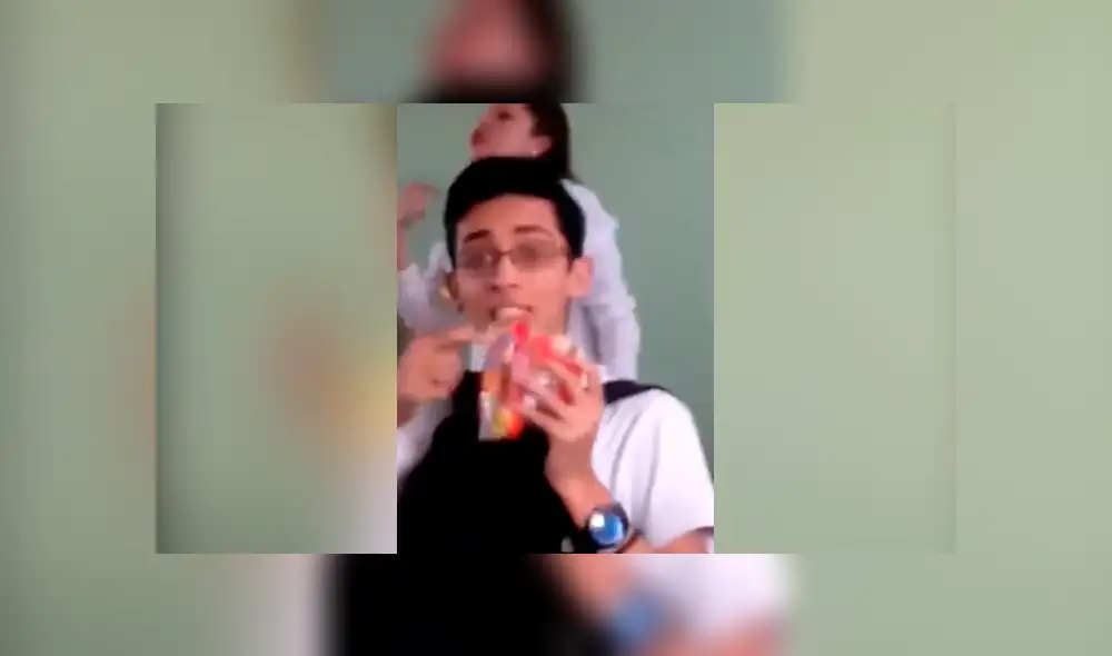 Facebook viral: alumno sorprende con truco que usa para vender golosinas en plena clase [VIDEO]