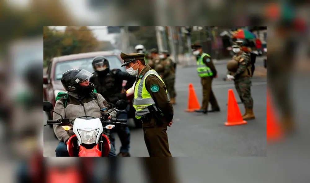 Efectivos hacen controles en una de las entradas a la comuna de Providencia, una de las siete que están en cuarentena obligatoria en Santiago (Chile), ante la pandemia del coronavirus. Foto: EFE Efectivos hacen controles en una de las entradas a la comuna de Providencia, una de las siete que están en cuarentena obligatoria en Santiago (Chile), ante la pandemia del coronavirus. Foto: EFE