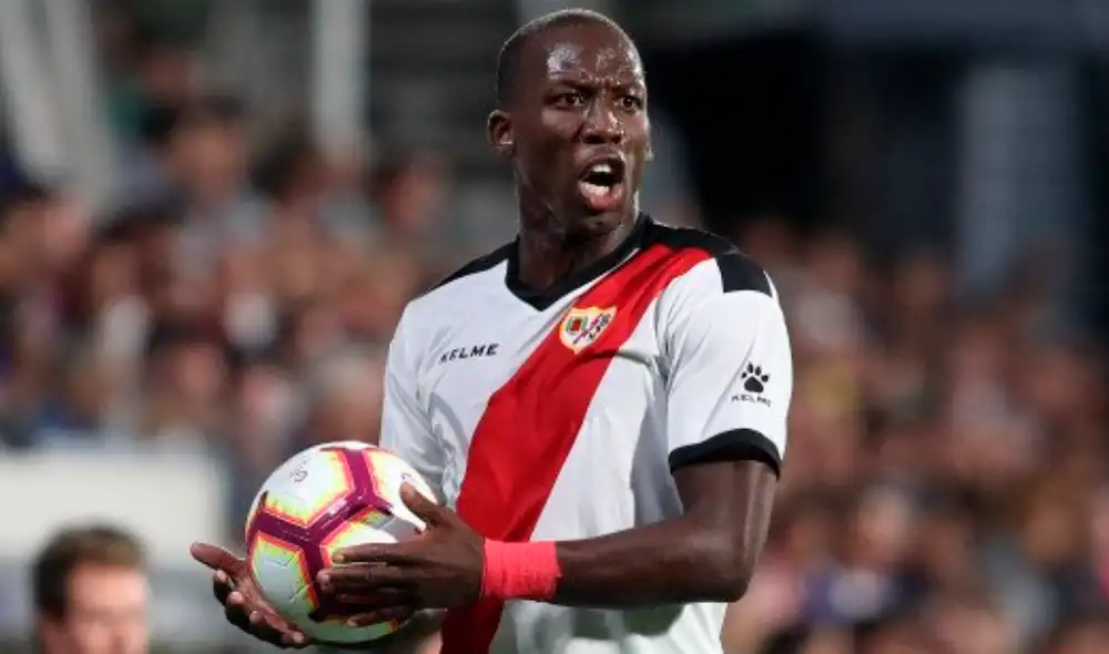 Luis Advíncula será baja en Rayo Vallecano por algunas semanas.