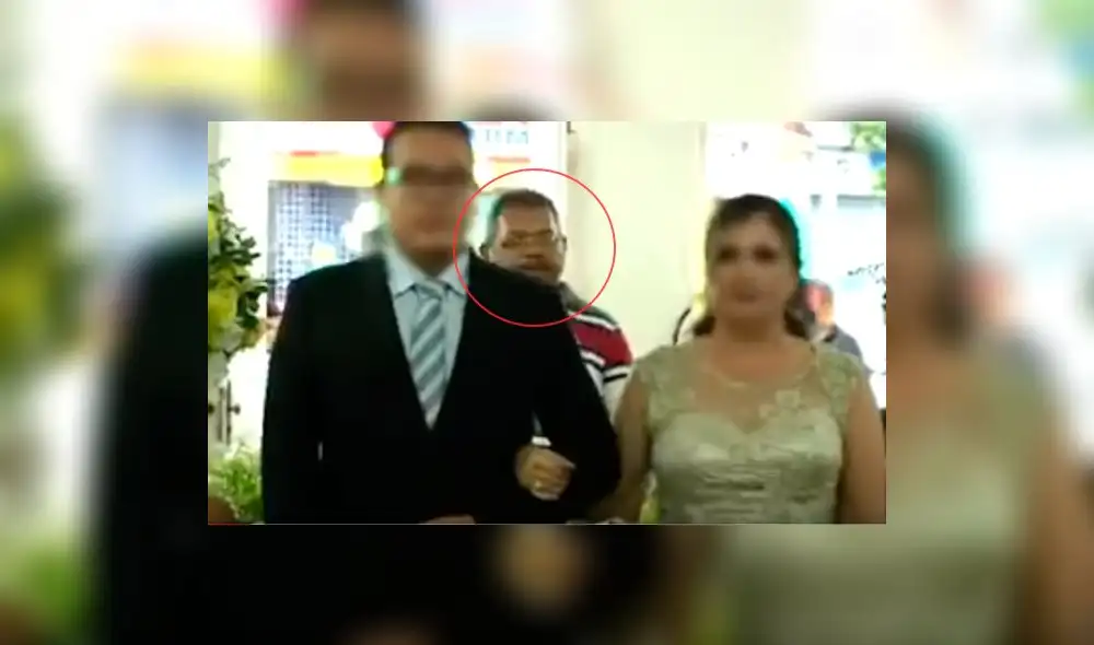Terror en YouTube: caminaba detrás de los novios, sacó su pistola y atacó | VIDEO