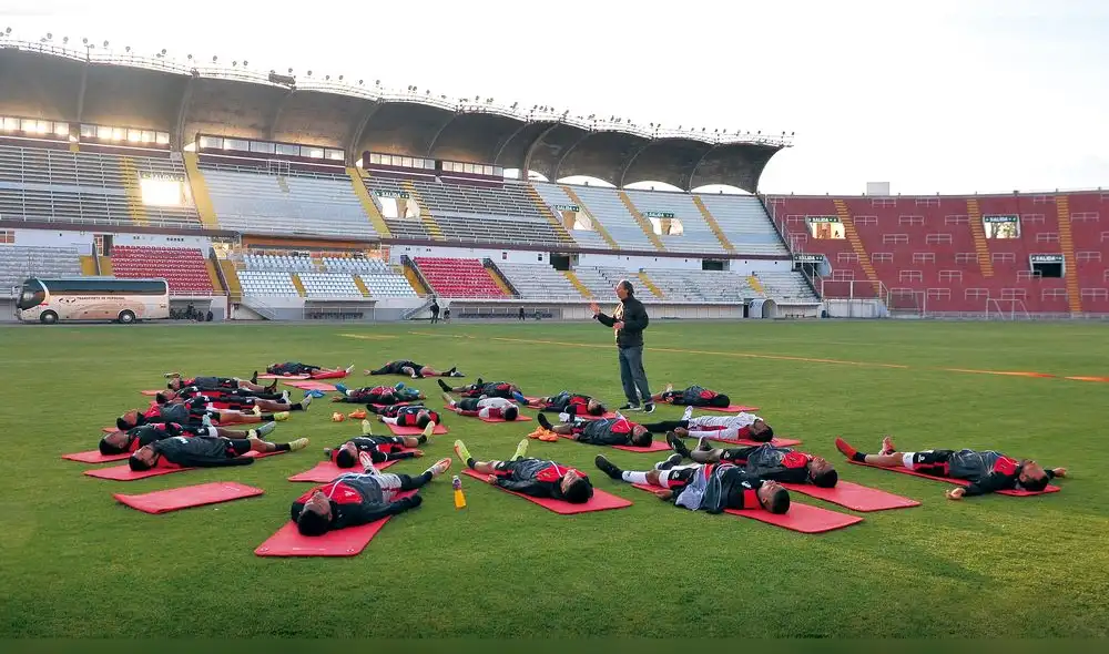 ESPERA. Los rojinegros esperaban un mejor resultado de Universitario. Ayer entrenaron y recibieron charla de psicólogo.