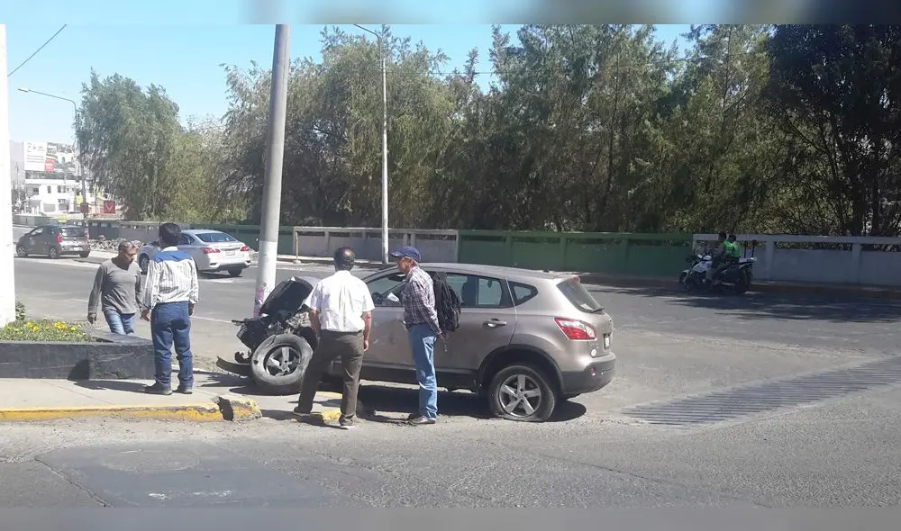 Conductor estrella camioneta tras recibir presunto impacto de piedra en Arequipa