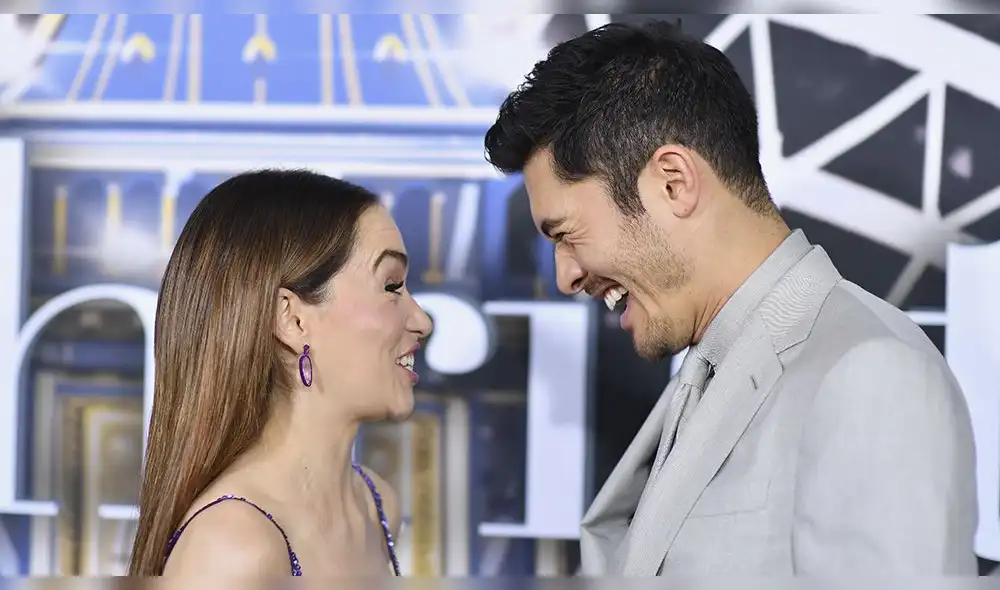 Emilia Clarke se luce con ajustado escote en estreno de su nueva película 