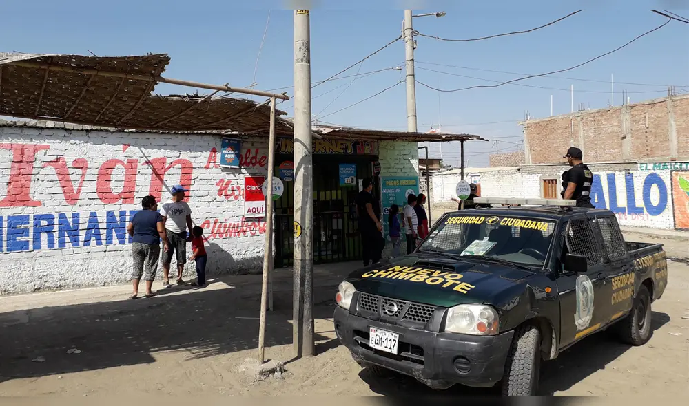 Personal policial investiga el caso para dar con sujetos. Personal policial investiga el caso para dar con sujetos.
