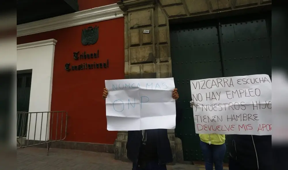 Un grupo de civiles exige ante el TC que se devuelva su dinero aportado a la ONP. Foto: Félix Contreras Un grupo de civiles exige ante el TC que se devuelva su dinero aportado a la ONP. Foto: Félix Contreras