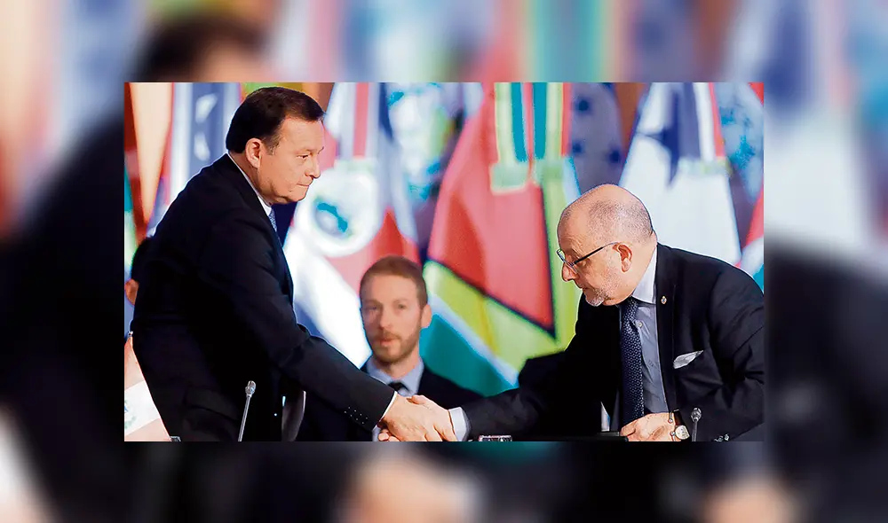 Perú y Argentina. El canciller peruano, Néstor Popolizio (i), saluda a su par de Argentina, Jorge Faurie (d), al inaugurar el Grupo de Lima en Buenos Aires.