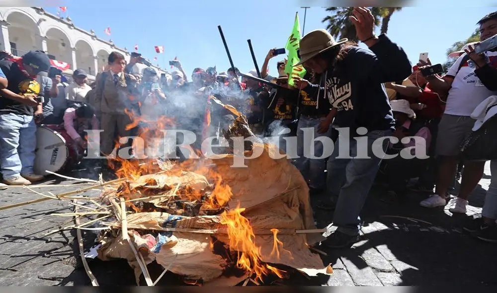 Quema del muñeco de Martín Vizcarra.