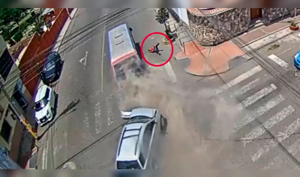 Cobrador de combi salió despedido de vehículo tras violento choque en Tacna [VIDEO] 