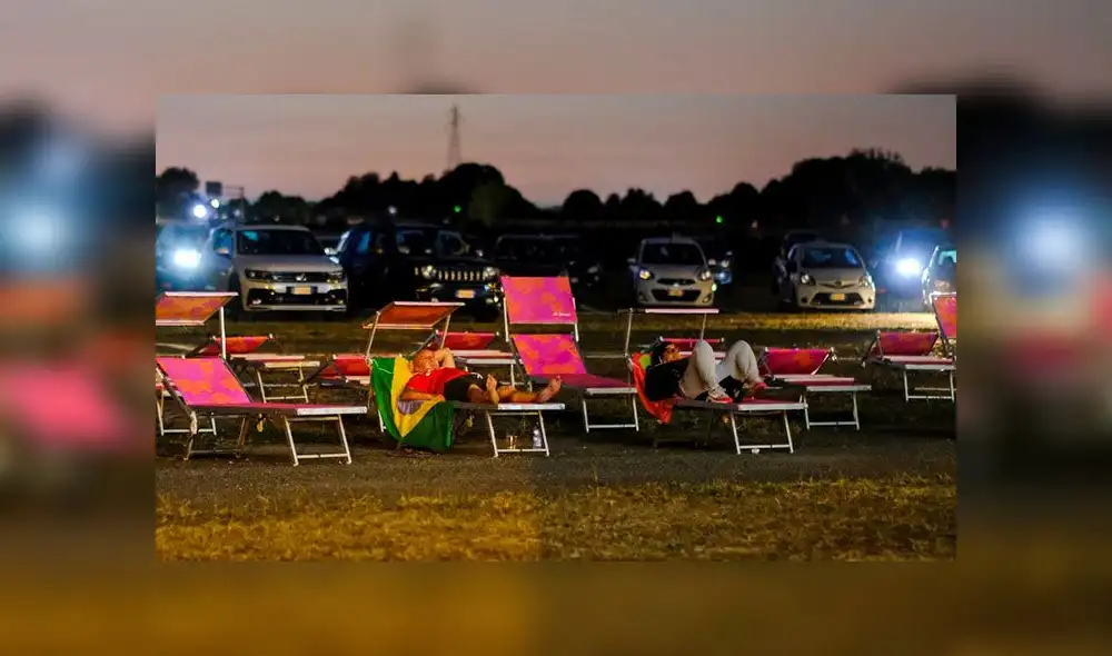 En Italia ahora disfrutan más activamente de los autocines, a causa de la pandemia del coronavirus. Foto: AFP