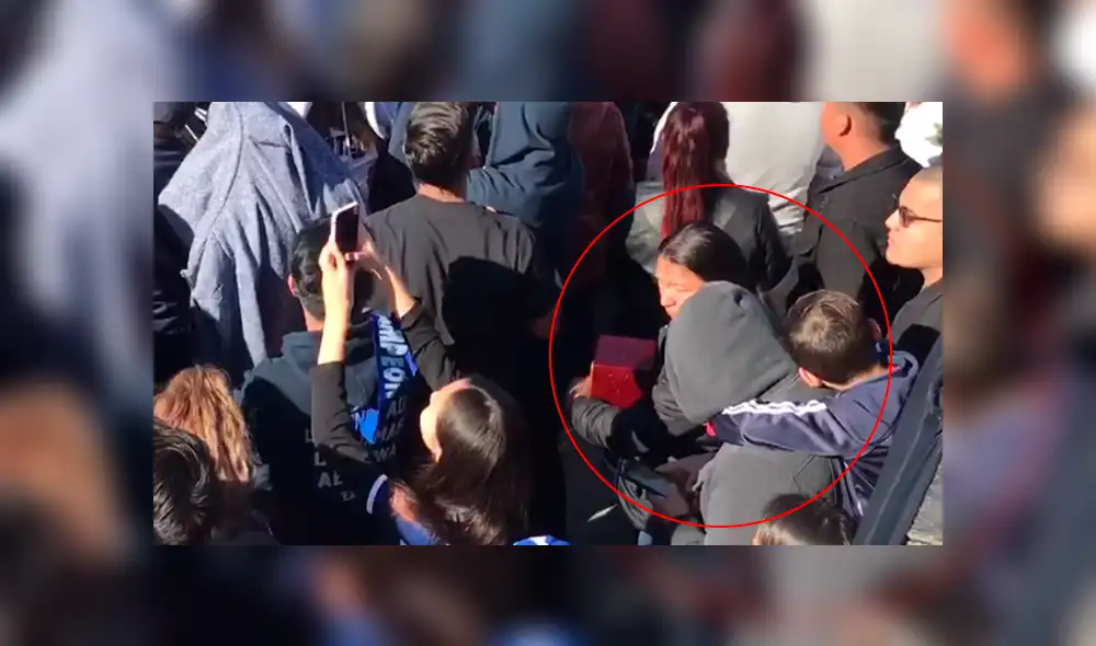 Mujer lleva cenizas de su esposo a festejar el triunfo del Monterrey. (Foto: Captura)