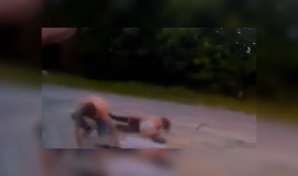 El agente policial los tuvo que despertar para advertirles del terror que los acechaba. Foto: captura El agente policial los tuvo que despertar para advertirles del terror que los acechaba. Foto: captura