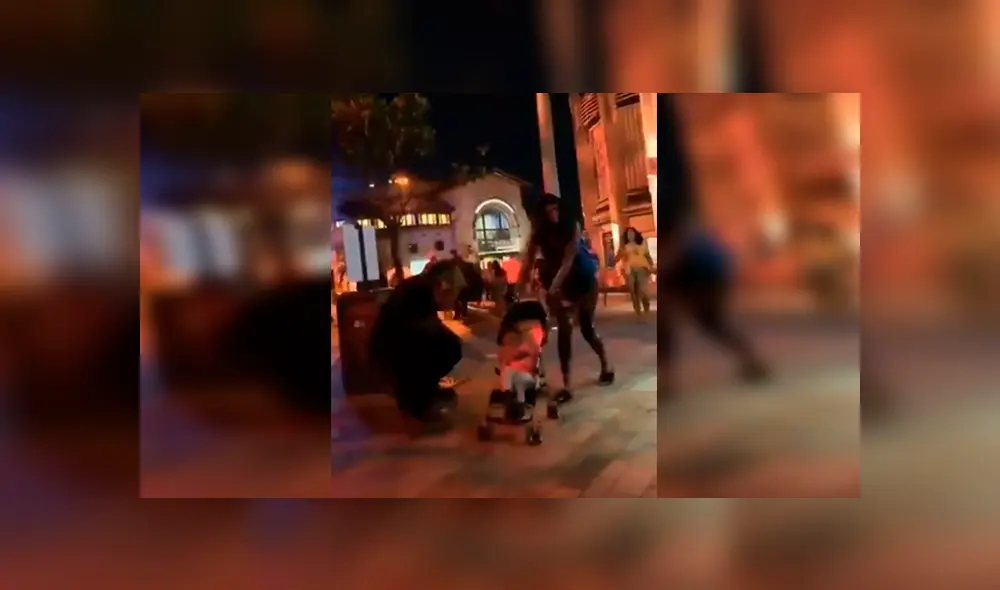 En Facebook, un hombre no tuvo mejor idea que usar un aterrador disfraz para espantar a los pequeños en la calle. En Facebook, un hombre no tuvo mejor idea que usar un aterrador disfraz para espantar a los pequeños en la calle.