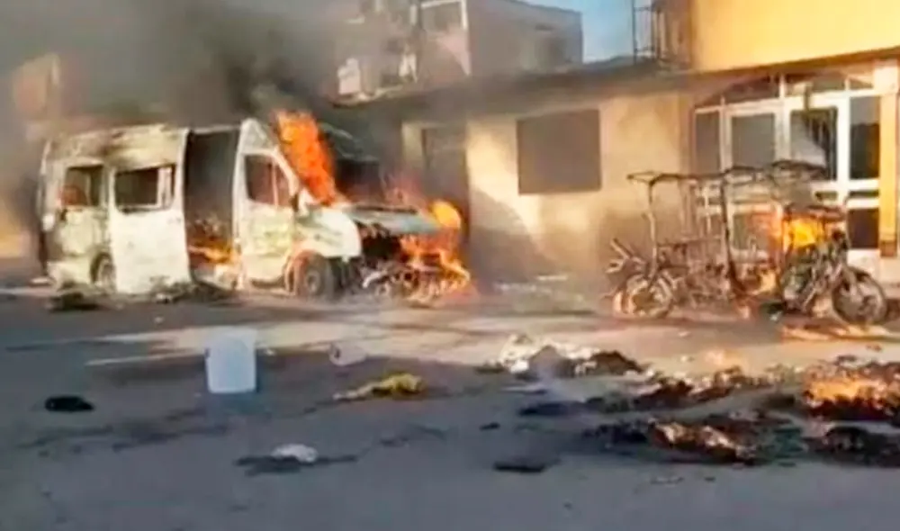 Ataques. Protestantes quemaron miniván del Ejército. Foto: Fiscalía