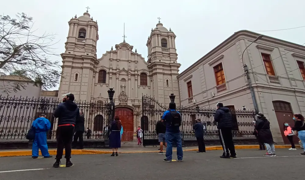 Feligreses respetan distanciamiento social en las afueras de las Nazarenas. Foto: Deysi Portuguez / URPI - GLR Feligreses respetan distanciamiento social en las afueras de las Nazarenas. Foto: Deysi Portuguez / URPI - GLR