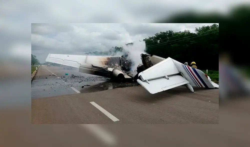Presunto avión que transportaba drogas se incendió en una carretera de México. Foto: EFE
