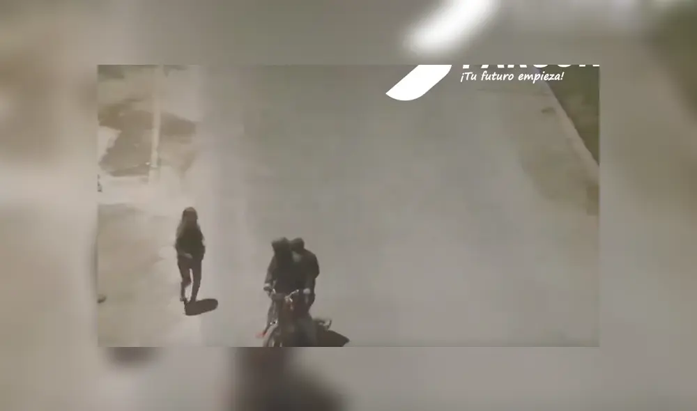 Video es viral en Facebook. Luego del robo, la mujer se despidió del delincuente que, al parecer, sería un conocido, ya que recibió un abrazo y un beso en la mejilla. Foto: Captura.