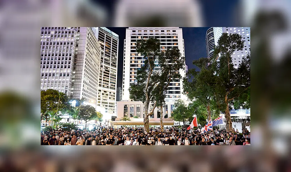 Silentes. Jóvenes alrededor del Cenotafio de Hong Kong. Silentes. Jóvenes alrededor del Cenotafio de Hong Kong.