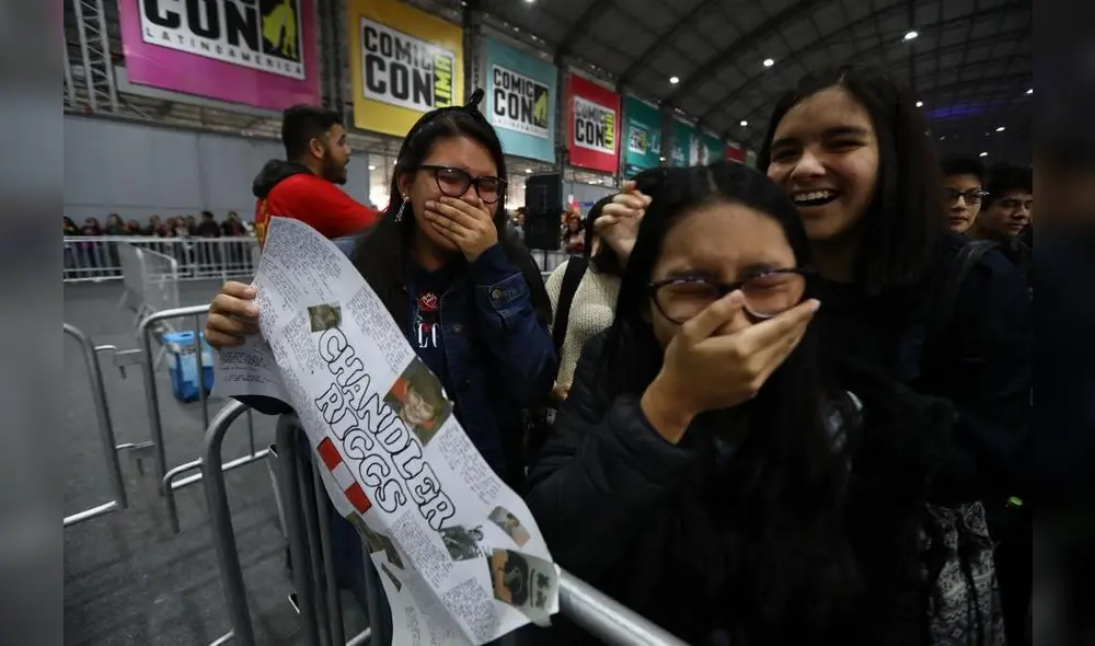 La mayoría de los fans portaban pancartas, póster y fotos alusivos a 'Carl Grimes'. La mayoría de los fans portaban pancartas, póster y fotos alusivos a 'Carl Grimes'.