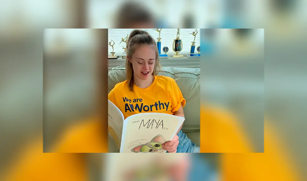 Chelsea Werner, gimnasta y modelo con Síndrome de Down, leyendo el libro de Maya.