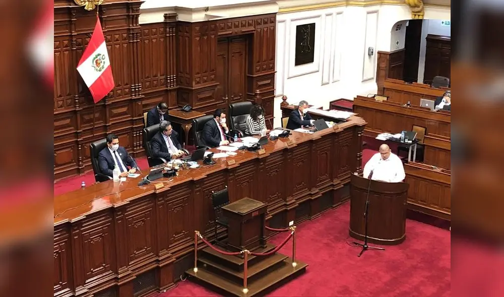 Ministro Fernando Castañeda explicando ante el Pleno el pedido de facultades del Ejecutivo en materia penitenciaria. Foto: Minjus.