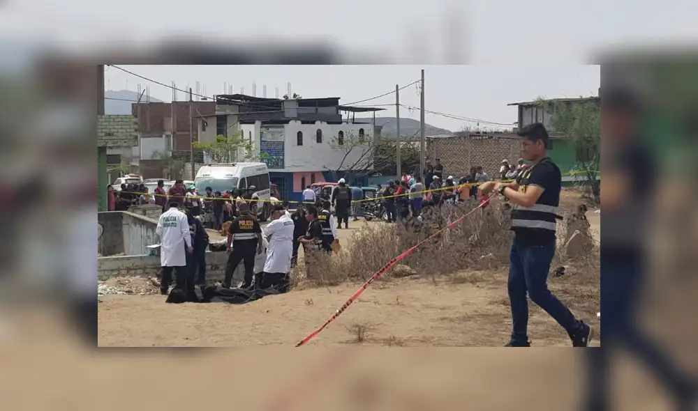 Los occisos no han podido ser identificados ya que al parecer no llevaban documentos de identidad. Serían hombres entre 20 y 25 años. (Foto: Jéssica Merino / La República) Los occisos no han podido ser identificados ya que al parecer no llevaban documentos de identidad. Serían hombres entre 20 y 25 años. (Foto: Jéssica Merino / La República)