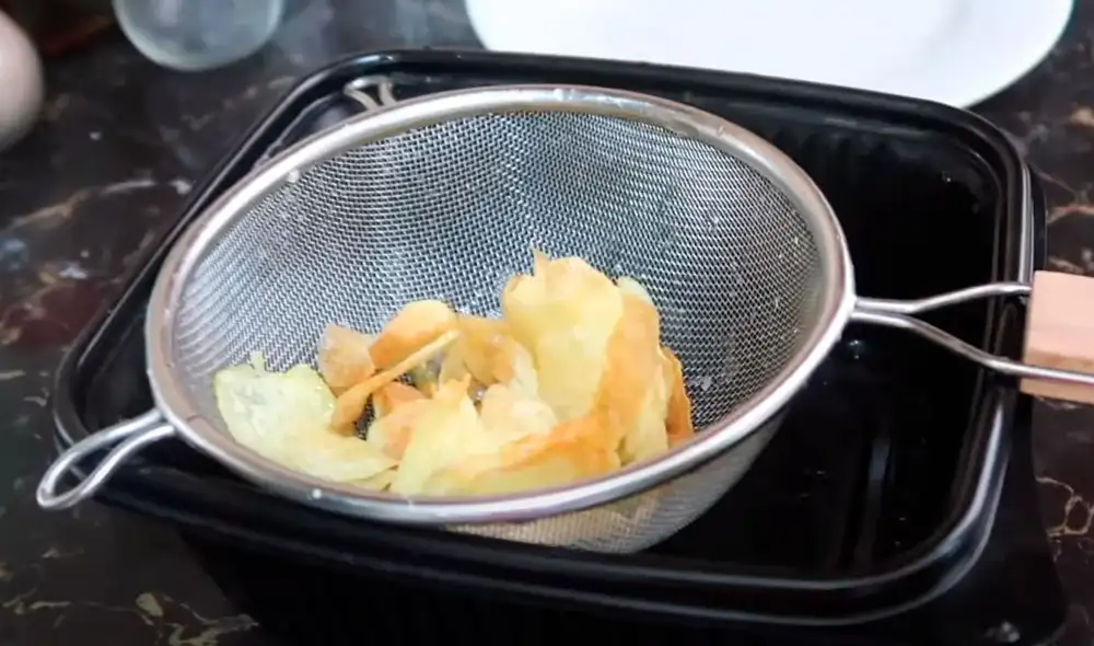 Los youtubers enseñaron la sencilla receta para hacer este piqueo. Foto: Captura/YouTube/DesbalanceAdos Los youtubers enseñaron la sencilla receta para hacer este piqueo. Foto: Captura/YouTube/DesbalanceAdos